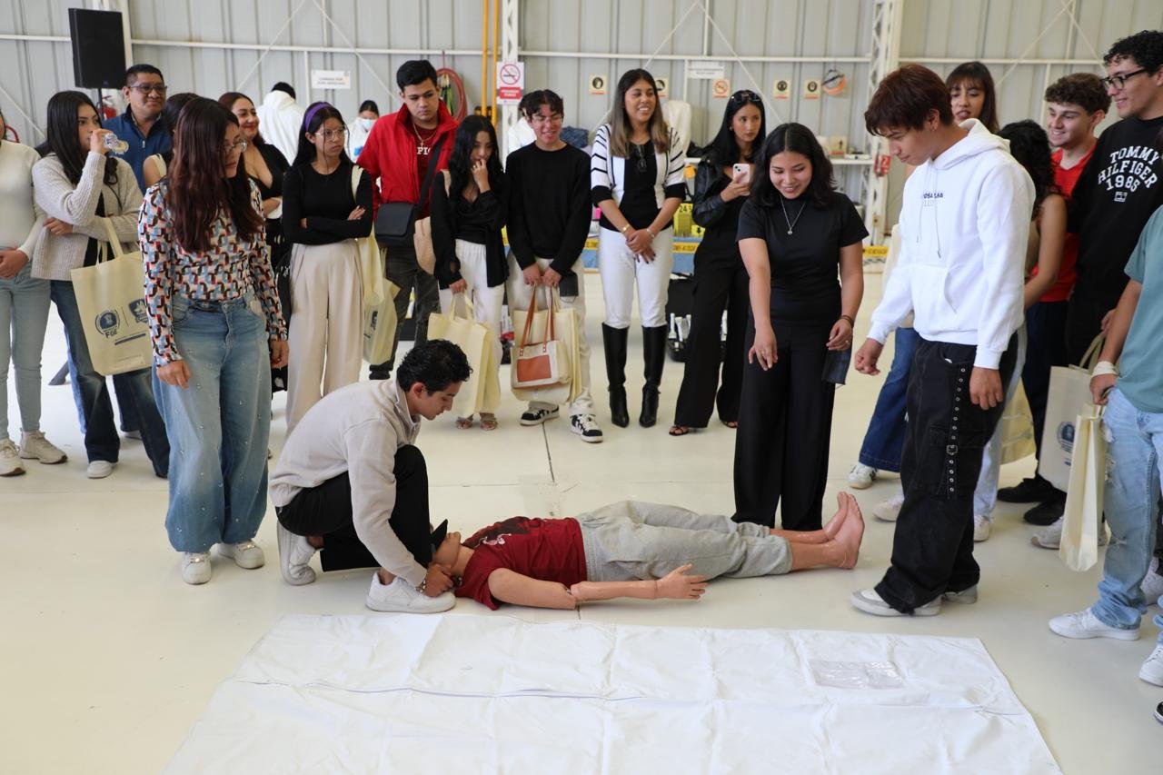 Grupo de estudiantes de la UMSNH en recorrido guiado por instalaciones de la Fiscalía General de Michoacán, observando equipo y procedimientos en criminalística