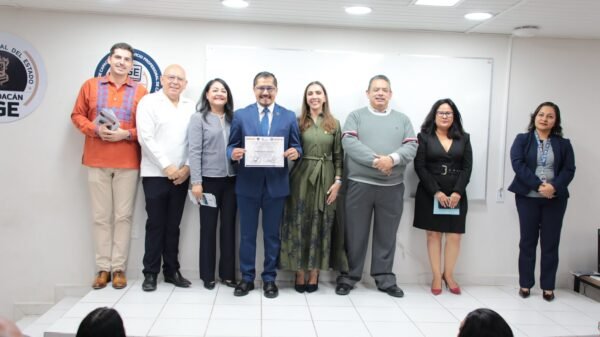 Entrega de constancias por la Fiscalía General del Estado de Michoacán a servidores públicos tras conclusión de curso de Comunicación No Violenta