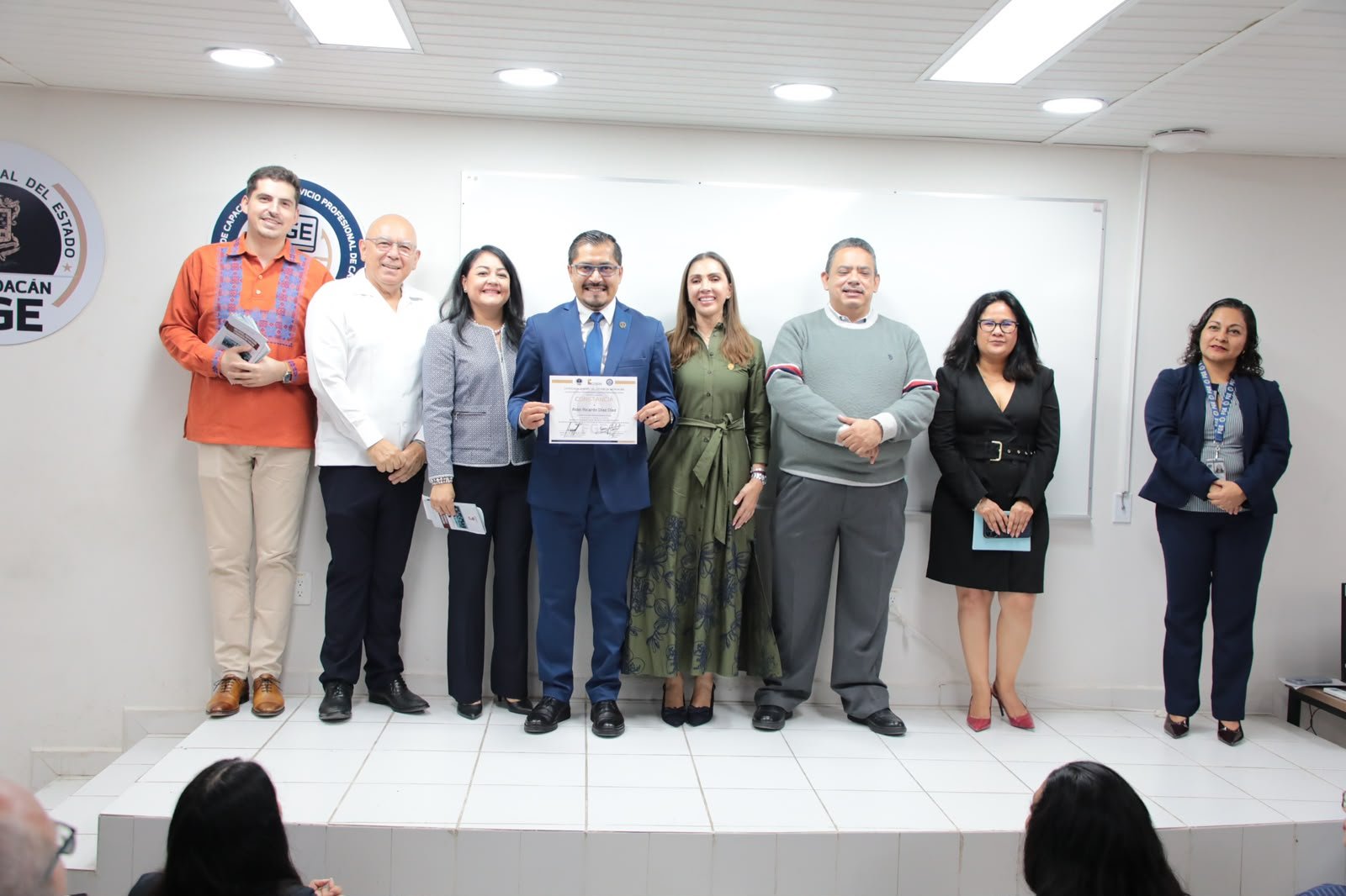 Entrega de constancias por la Fiscalía General del Estado de Michoacán a servidores públicos tras conclusión de curso de Comunicación No Violenta