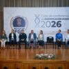 Israel Vega Rodríguez, Encargado de Despacho de la FGE Michoacán, hablando frente a un podio con logo de la Fiscalía durante la inauguración del Ciclo de Conferencias de Identificación Humana en Morelia.