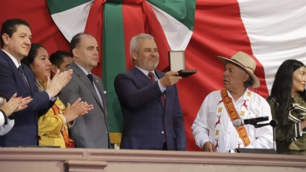 Diputado Baltazar Gaona García entrega la Condecoración 'Suprema Junta Nacional Americana' 2026 a representantes mazahuas con autogobierno en Zitácuaro, Michoacán.