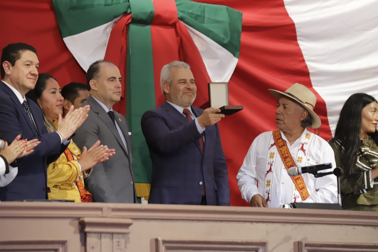 Diputado Baltazar Gaona García entrega la Condecoración 'Suprema Junta Nacional Americana' 2026 a representantes mazahuas con autogobierno en Zitácuaro, Michoacán.