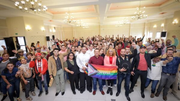 Carlos Torres Piña dialogando con integrantes de colectivos LGBTTTIQ+ en un foro abierto en Morelia, Michoacán, el 23 de agosto de 2026
