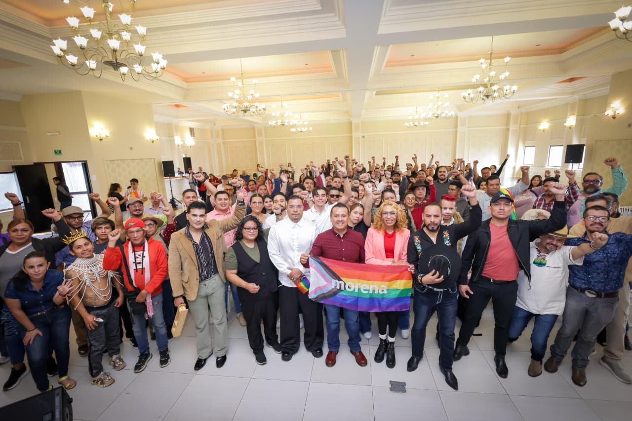 Carlos Torres Piña dialogando con integrantes de colectivos LGBTTTIQ+ en un foro abierto en Morelia, Michoacán, el 23 de agosto de 2026