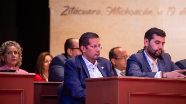 Conrado Paz Torres, diputado del PRD en el Congreso del Estado, hablando ante autoridades y comunidades mazahuas en ceremonia solemne en Zitácuaro, Michoacán