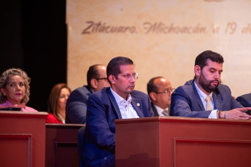 Conrado Paz Torres, diputado del PRD en el Congreso del Estado, hablando ante autoridades y comunidades mazahuas en ceremonia solemne en Zitácuaro, Michoacán