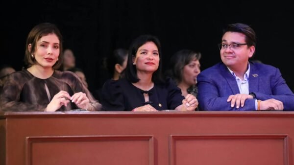 Erendira Isauro Hernández, diputada indígena, hablando ante micrófono en evento oficial sobre la Presea Suprema a comunidades mazahuas