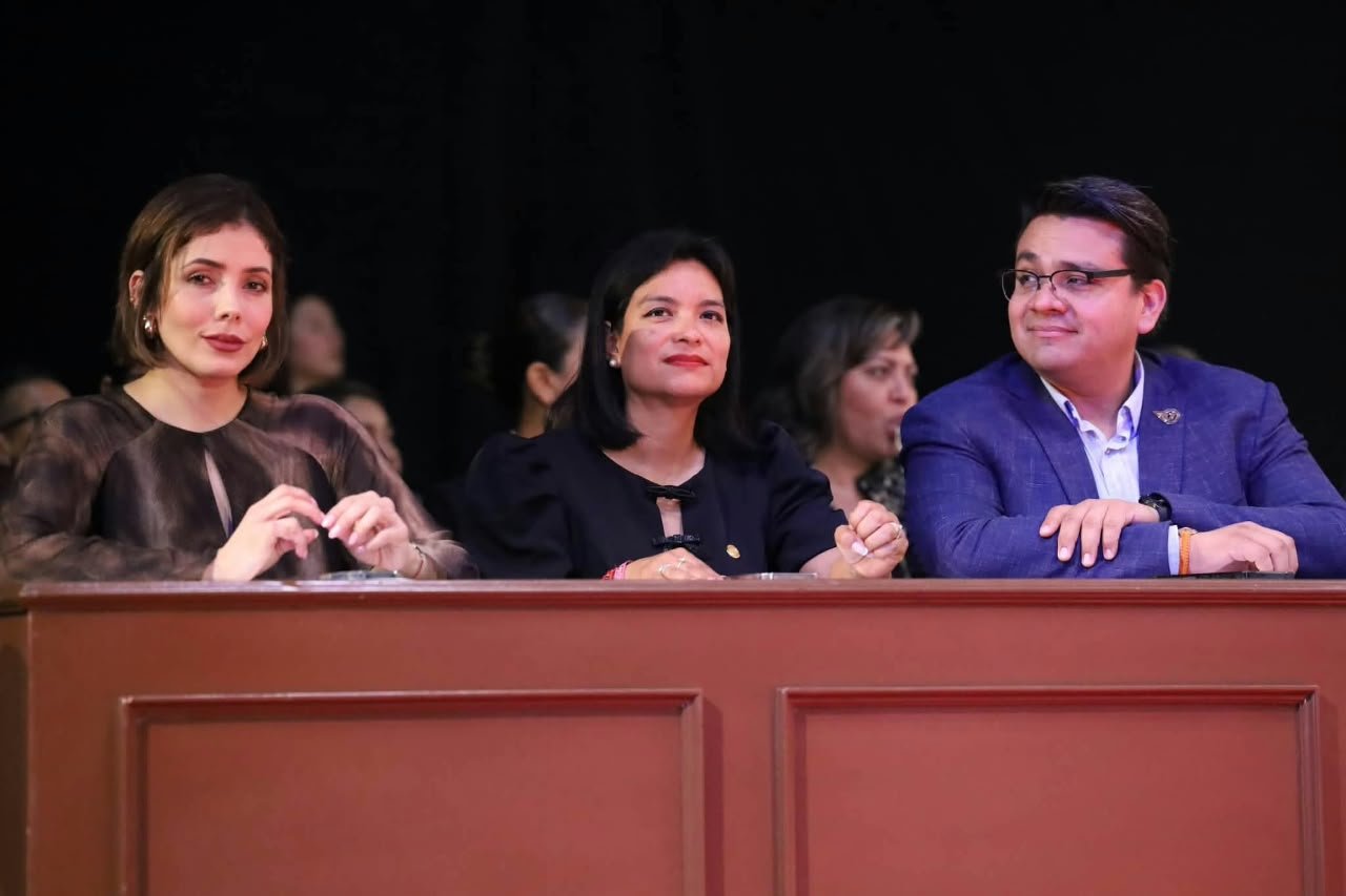 Erendira Isauro Hernández, diputada indígena, hablando ante micrófono en evento oficial sobre la Presea Suprema a comunidades mazahuas