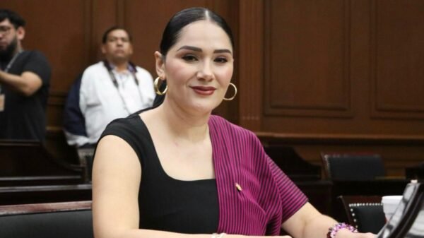 Diana Espinoza Mercado, diputada y presidenta de la Comisión de Asuntos Electorales, hablando ante medios sobre la reforma electoral michoacana y el fallo de la SCJN