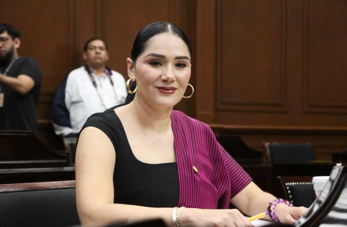 Diana Espinoza Mercado, diputada y presidenta de la Comisión de Asuntos Electorales, hablando ante medios sobre la reforma electoral michoacana y el fallo de la SCJN