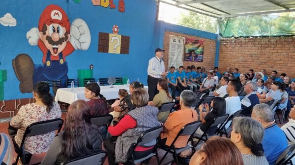 Gerardo Herrera Pérez, Fiscal Especializado de la FGE, participando en un encuentro con personal y usuarias de un centro de atención a adicciones en Zacapu.