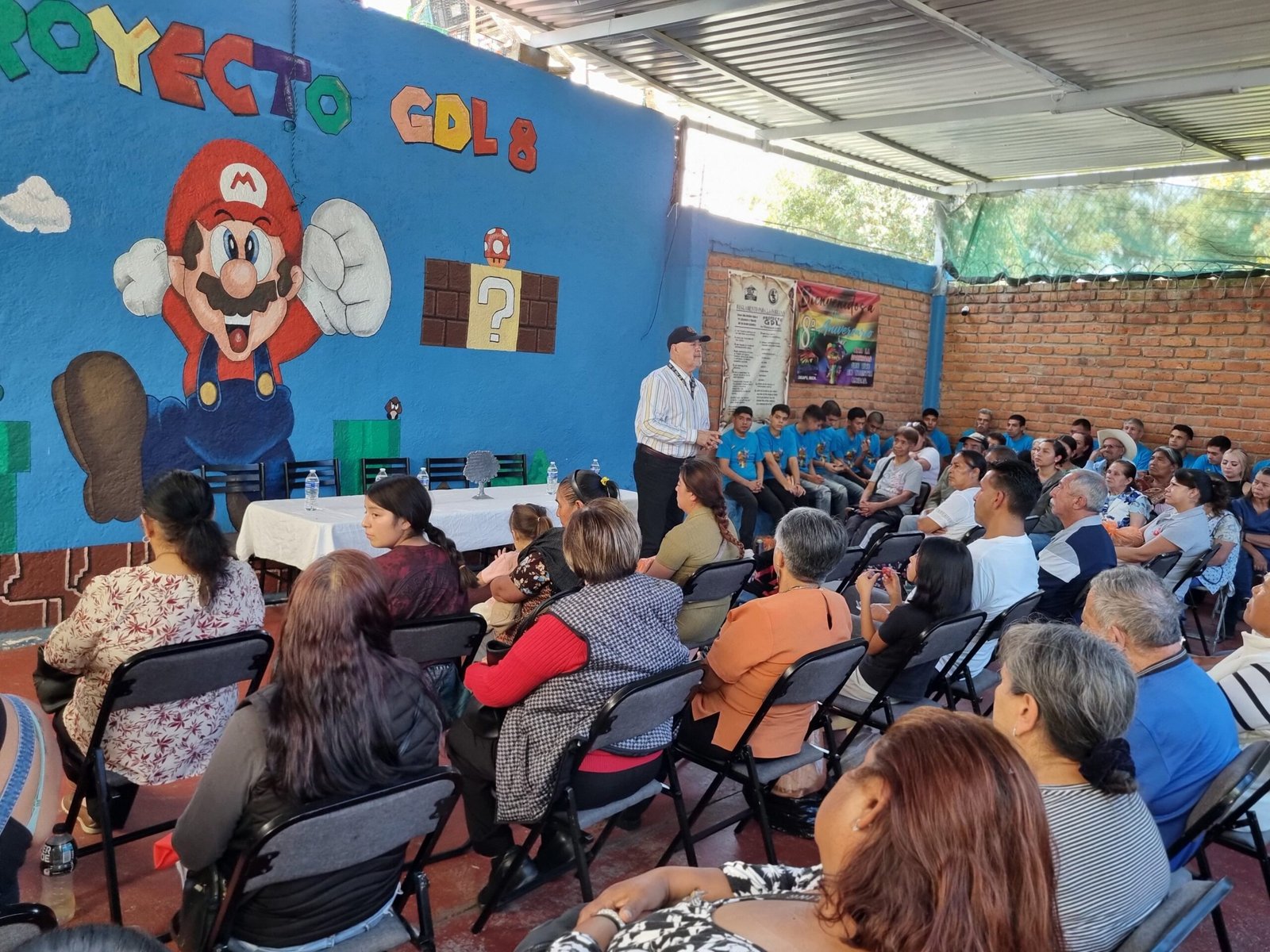 Gerardo Herrera Pérez, Fiscal Especializado de la FGE, participando en un encuentro con personal y usuarias de un centro de atención a adicciones en Zacapu.