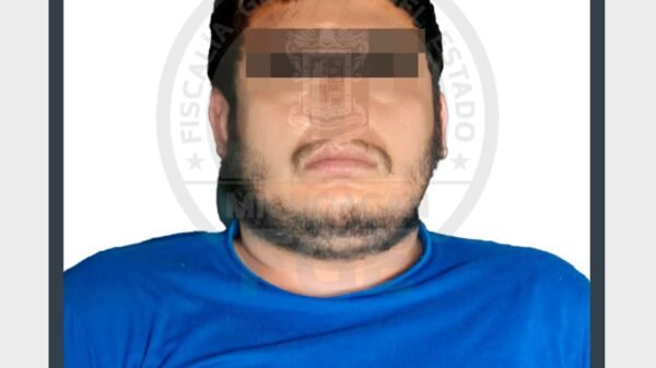Logotipo de la Fiscalía General del Estado de Michoacán junto a elementos incautados: armas largas, bolsas con sustancia granulosa, chalecos tácticos y uniformes CFE.