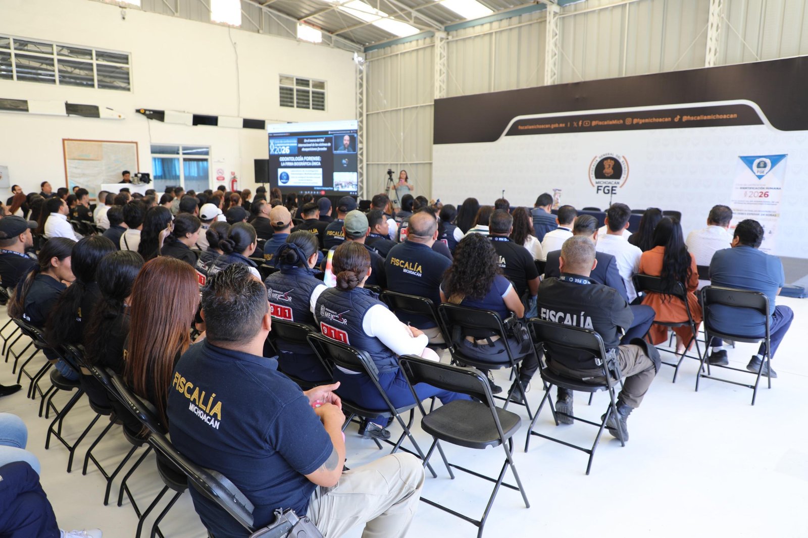 Dr. Rubén A. Domínguez Pérez hablando ante personal de la Fiscalía General del Estado de Michoacán durante la charla 'Odontología Forense'