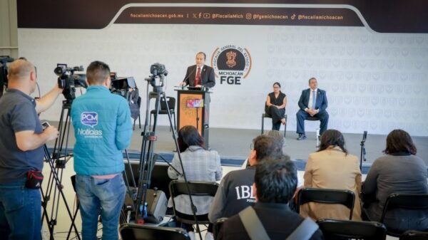 Fotografía oficial de Israel Vega Rodríguez, Encargado del Despacho de la Fiscalía General del Estado de Michoacán, durante una presentación institucional