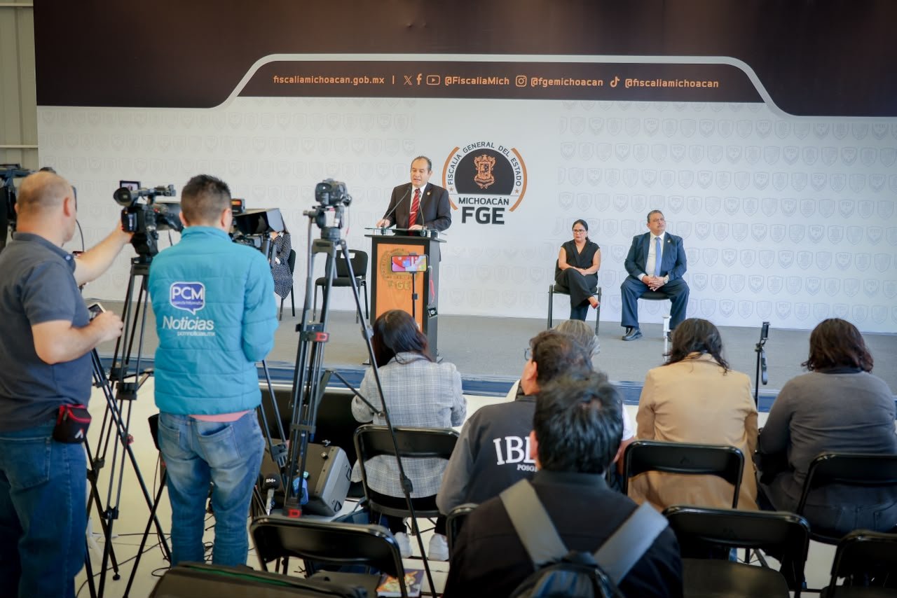 Fotografía oficial de Israel Vega Rodríguez, Encargado del Despacho de la Fiscalía General del Estado de Michoacán, durante una presentación institucional