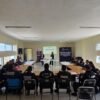 Grupo diverso de policías municipales y funcionarios públicos participando en un taller presencial sobre atención a mujeres víctimas de violencia en La Piedad, Michoacán