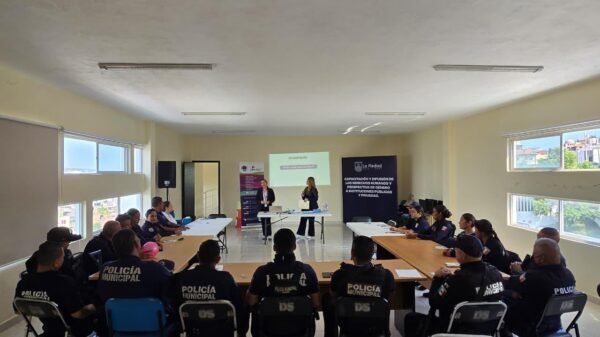 Grupo diverso de policías municipales y funcionarios públicos participando en un taller presencial sobre atención a mujeres víctimas de violencia en La Piedad, Michoacán