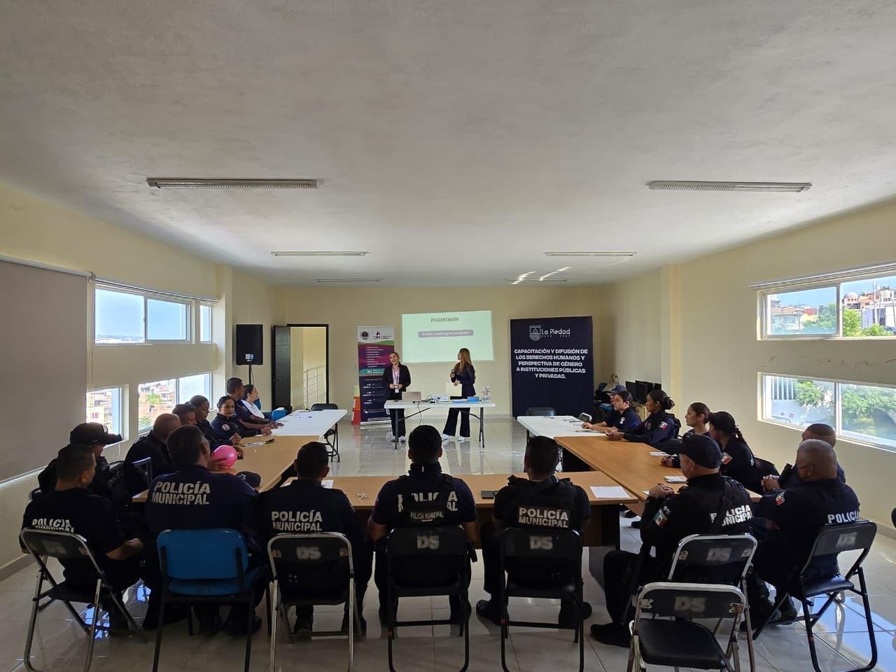 Grupo diverso de policías municipales y funcionarios públicos participando en un taller presencial sobre atención a mujeres víctimas de violencia en La Piedad, Michoacán
