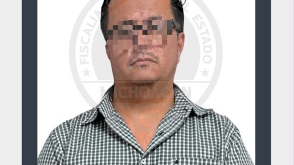 Logotipo oficial de la Fiscalía General del Estado de Michoacán junto a símbolos discretos de justicia digital y protección infantil