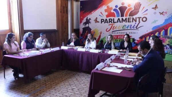 Diputada Belinda Hurtado Marín frente a un panel con representantes del Jurado Calificador del Parlamento Juvenil Incluyente 2026 en Morelia
