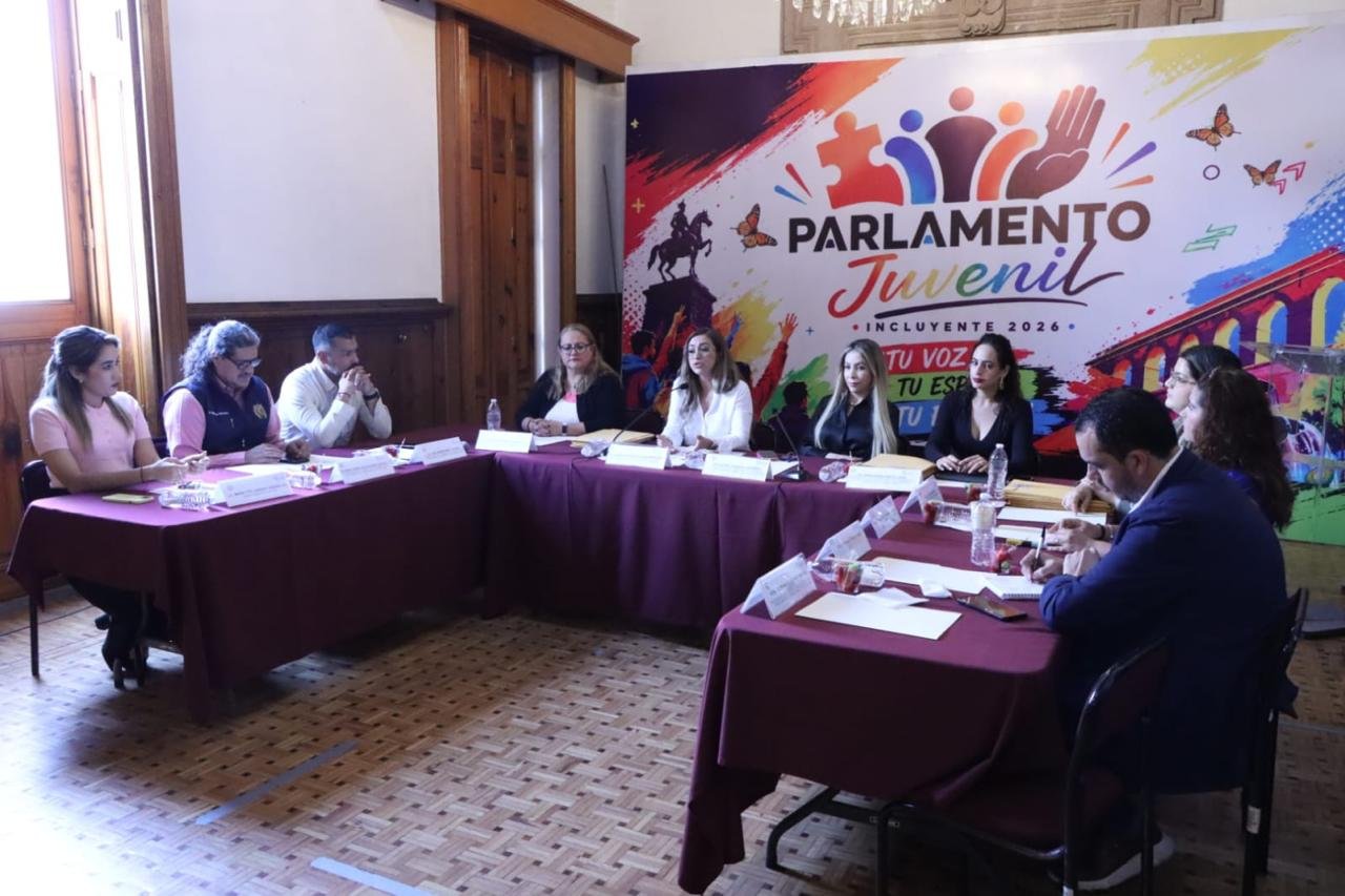 Diputada Belinda Hurtado Marín frente a un panel con representantes del Jurado Calificador del Parlamento Juvenil Incluyente 2026 en Morelia