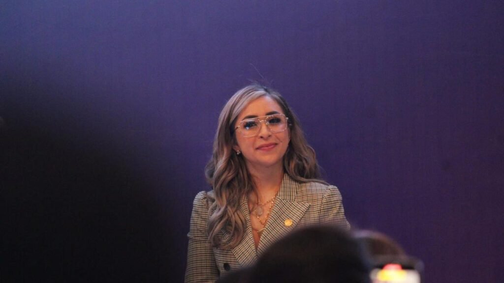 Diputada Grecia Aguilar Mercado frente al Palacio Legislativo de Michoacán, anunciando la capacitación para el Parlamento Juvenil Incluyente 2026