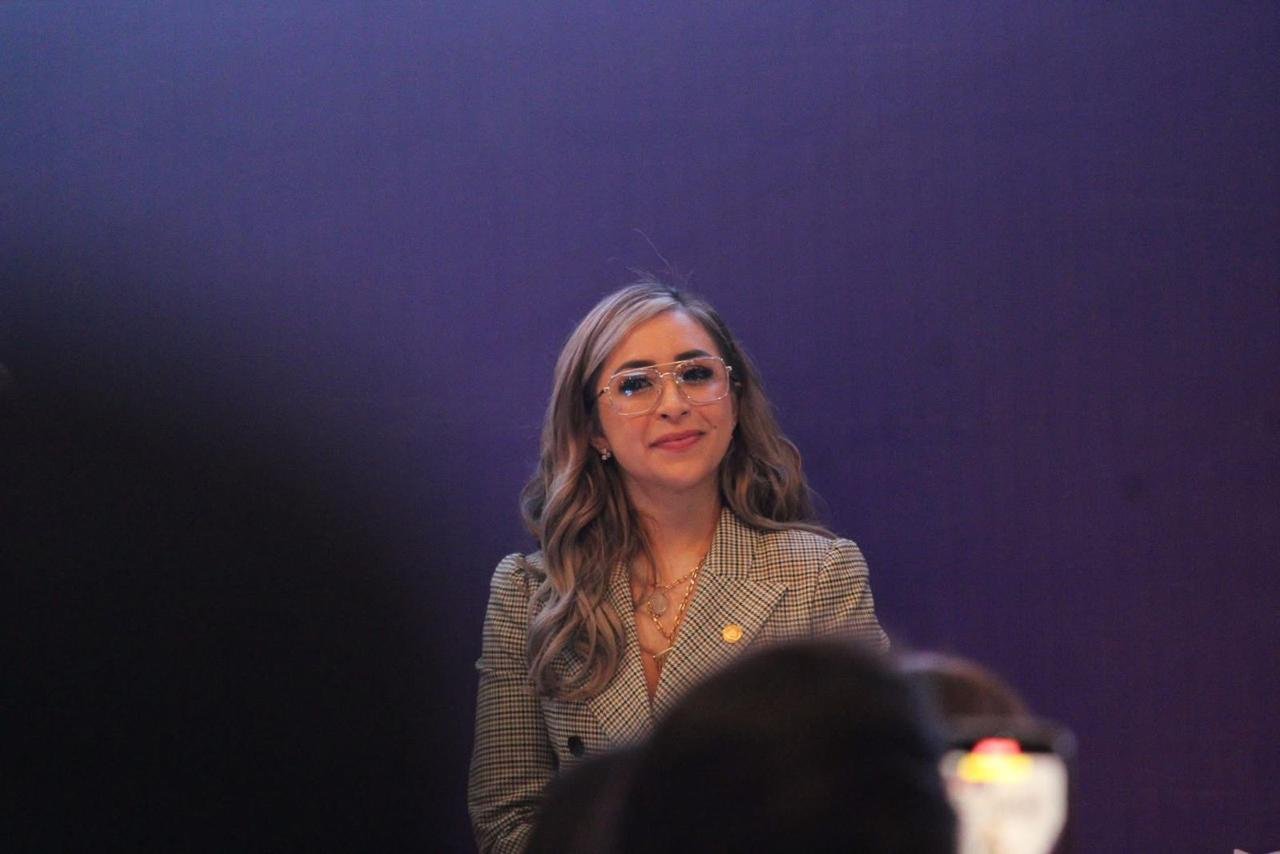 Diputada Grecia Aguilar Mercado frente al Palacio Legislativo de Michoacán, anunciando la capacitación para el Parlamento Juvenil Incluyente 2026