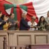Ceremonia oficial en Zitácuaro donde autoridades del Congreso del Estado entregan una condecoración a representantes mazahua con autogobierno