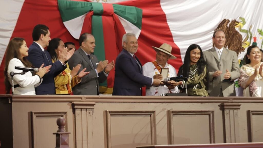 Ceremonia oficial en Zitácuaro donde autoridades del Congreso del Estado entregan una condecoración a representantes mazahua con autogobierno