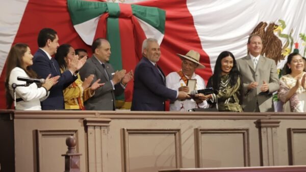 Ceremonia oficial en Zitácuaro donde autoridades del Congreso del Estado entregan una condecoración a representantes mazahua con autogobierno