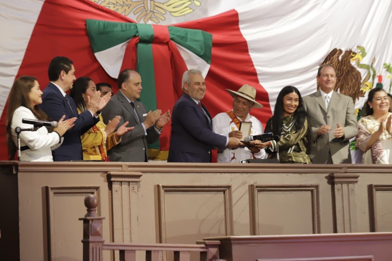 Ceremonia oficial en Zitácuaro donde autoridades del Congreso del Estado entregan una condecoración a representantes mazahua con autogobierno