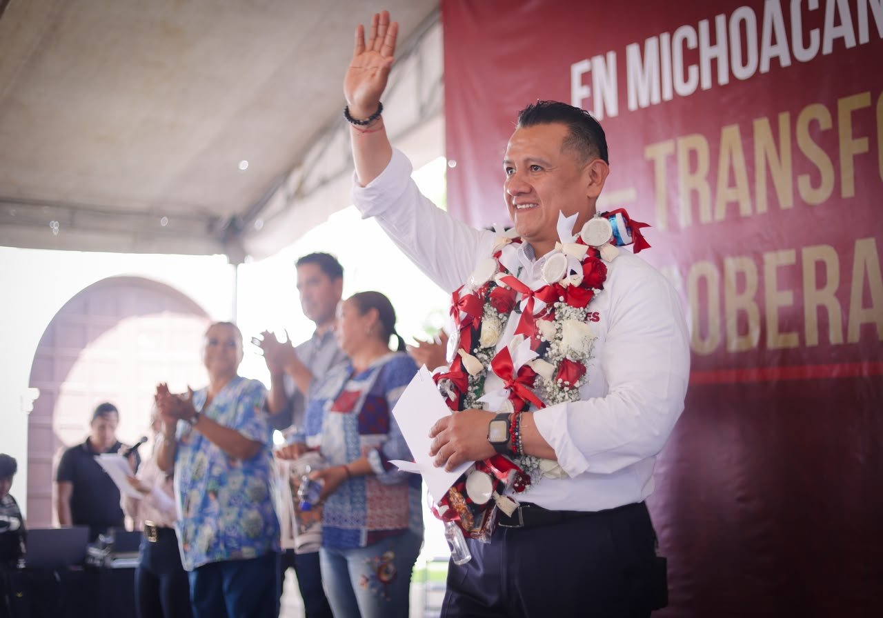 Carlos Torres Piña hablando ante una multitud en la plaza principal de Tiripetío, Michoacán, durante una asamblea informativa.