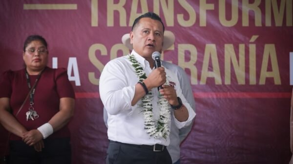 Carlos Torres Piña hablando ante micrófono en un acto público en Morelia, Michoacán, abordando temas de seguridad y registro telefónico