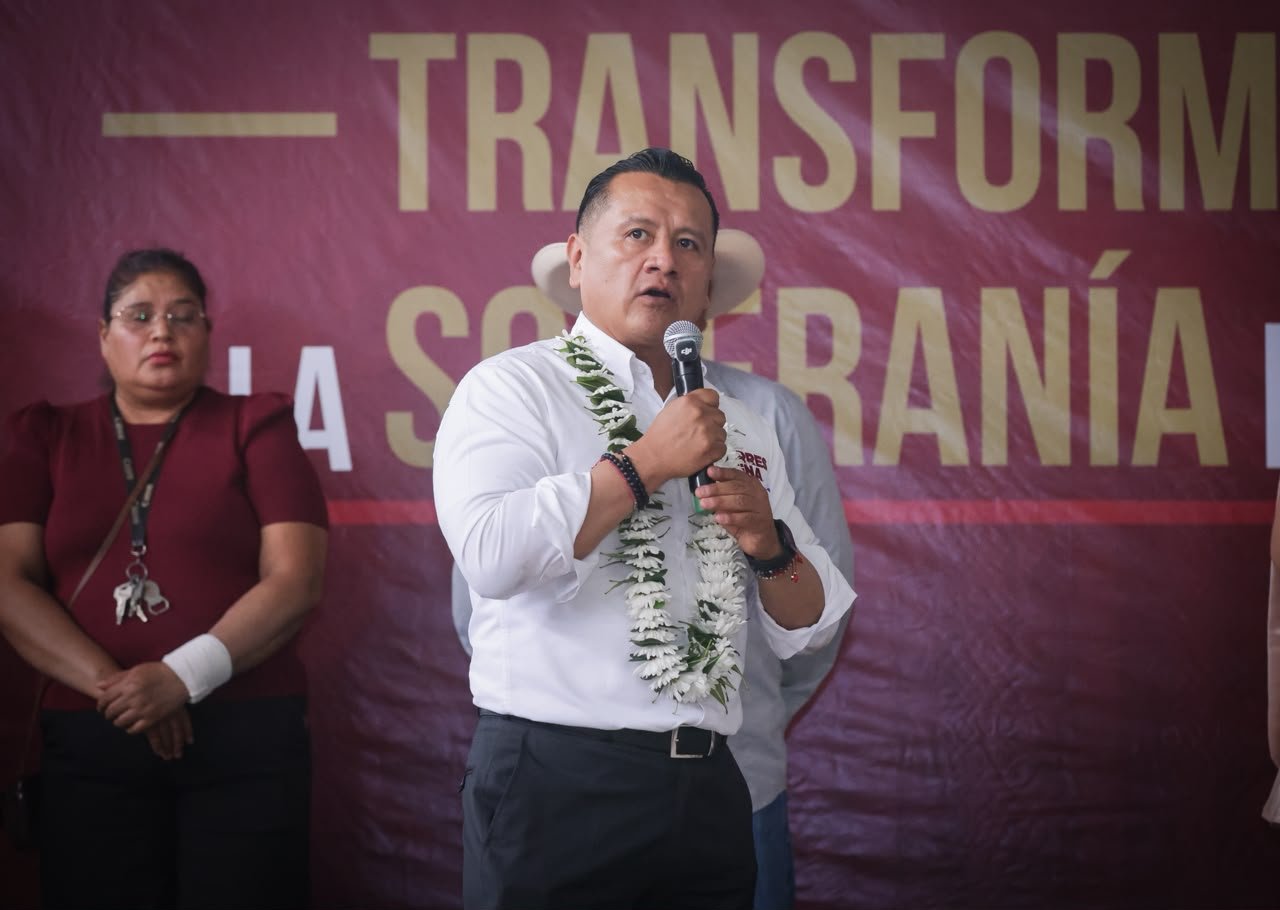 Carlos Torres Piña hablando ante micrófono en un acto público en Morelia, Michoacán, abordando temas de seguridad y registro telefónico
