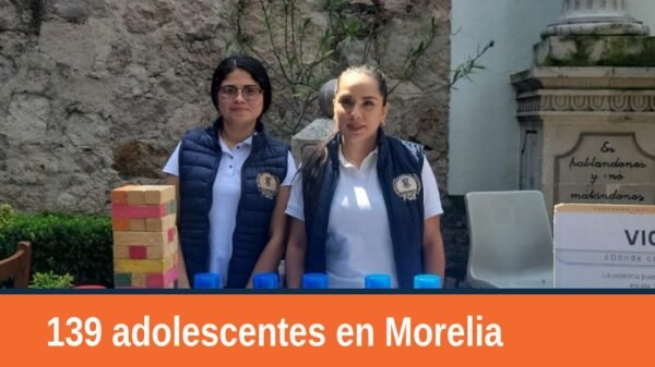 Personal de la Fiscalía General del Estado de Michoacán en módulo informativo sobre prevención violencia en el noviazgo