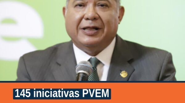Grupo Parlamentario del PVEM en sesión plenaria del Congreso del Estado en Morelia, con documento titulado 'Segundo Informe