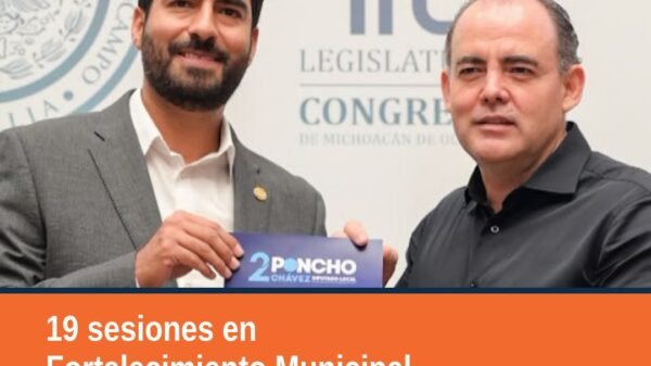 Fotografía institucional del diputado Alfonso 'Poncho' Chávez entregando un documento ante la Mesa Directiva del Congreso
