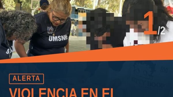 Personal de la Fiscalía General del Estado de Michoacán instalando módulo de atención sobre prevención violencia en el