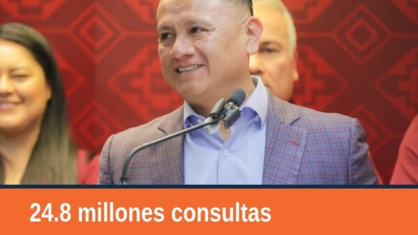 Carlos Torres Piña hablando en un evento en Morelia, Michoacán, sobre el programa salud casa por casa