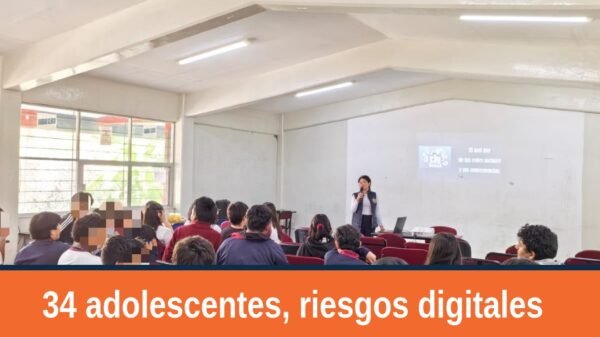 Grupo de adolescentes en aula del CETIS 120 en Morelia durante plática sobre riesgos digitales adolescentes