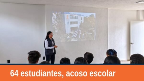Grupo de adolescentes escuchando una plática informativa sobre acoso y discriminación escolar en el Instituto Roosevelt