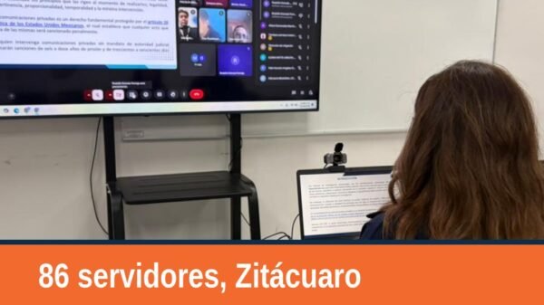 Grupo de 86 servidoras y servidores públicos en salón de capacitación en Zitácuaro, Michoacán, durante curso de técnicas de