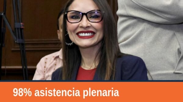 Fotografía institucional de la diputada Nalleli Pedraza Huerta en sesión plenaria del Congreso del Estado en Morelia, con