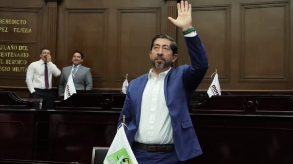 Abraham Espinoza Villa, diputado del PVEM, hablando ante el Congreso del Estado de Michoacán en Morelia durante su Segundo