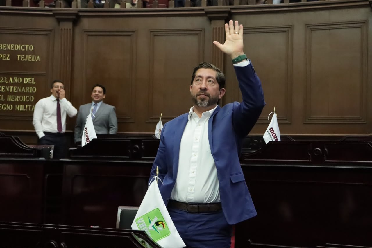 Abraham Espinoza Villa, diputado del PVEM, hablando ante el Congreso del Estado de Michoacán en Morelia durante su Segundo