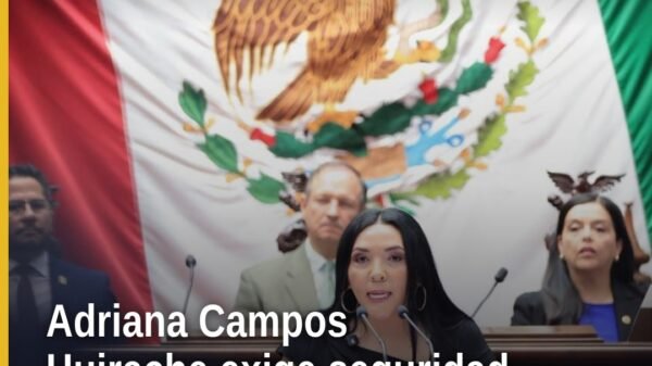 Adriana Campos Huirache seguridad: diputada priista hablando ante el Pleno del Congreso de Michoacán en Morelia, 15 de