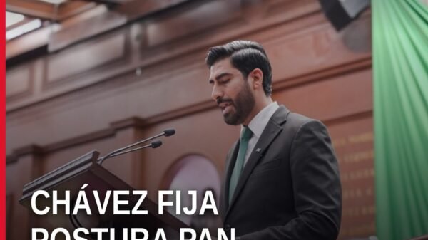 Alfonso Poncho Chávez hablando desde la tribuna del Congreso del Estado de Michoacán durante su intervención sobre el Quinto