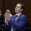 Alfredo Anaya Orozco hablando en el Congreso del Estado de Michoacán durante su Segundo Informe Legislativo, con bandera del