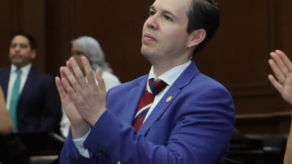 Alfredo Anaya Orozco hablando en el Congreso del Estado de Michoacán durante su Segundo Informe Legislativo, con bandera del